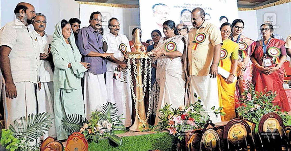 dairy-chinchu-rani മതിലകം ബ്ലോക്കിലെ ശ്രീനാരായണപുരം ക്ഷീര സംഘത്തിന്റെ സഹകരണത്തോടെ നടന്ന ക്ഷീര സംഗമം മന്ത്രി ചിഞ്ചുറാണി ഉദ്ഘാടനം ചെയ്യുന്നു.