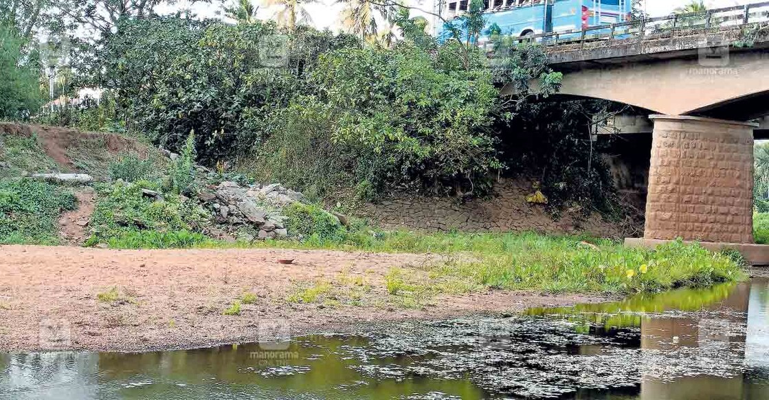 manalipuzha കണ്ണാറയിൽ മണലിപ്പുഴയിൽ ഒരു
വർഷത്തിലേറെയായി കോൺ്ക്രീറ്റ് അവശിഷ്ടങ്ങൾ കൂട്ടിയിട്ട നിലയിൽ.
