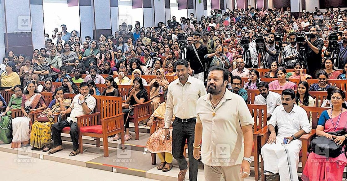 suresh-gopi സംസ്ഥാന സ്കൂൾ കലോത്സവത്തിൽ കിരീടം നേടിയ ജില്ലയിലെ പ്രതിഭകളെയും സ്കൂളുകളെയും ആദരിക്കുന്ന ചടങ്ങിൽ സ്വാഗതനൃത്തം അവതരിപ്പിച്ച കുട്ടികളെ അനുമോദിക്കാൻ കേന്ദ്ര മന്ത്രി സുരേഷ് ഗോപി എഴുന്നേറ്റ് വരുന്നു. കലക്ടർ അർജുൻ പാണ്ഡ്യൻ സമീപം. ചിത്രം: മനോരമ