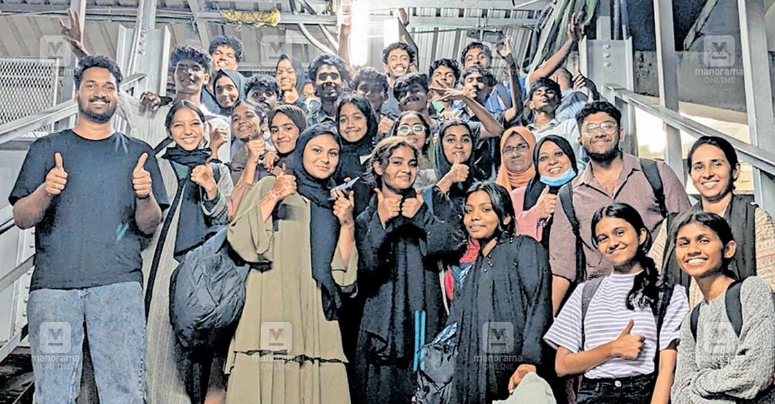 school-kalsolavam കേരള സ്കൂൾ കലോത്സവത്തിൽ ജില്ലക്ക് വേണ്ടി ഏറ്റവും കൂടുതൽ പോയന്റുകൾ നേടിയ ചെന്ത്രാപ്പിന്നി എച്ച്എസ് സ്കൂൾ ടീം