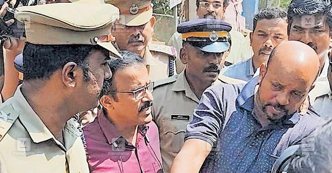 തൃശൂർ ചാലക്കുടി പോട്ട ബാങ്ക് കവർച്ചാ കേസിലെ പ്രതി റിജോ ആന്റണിയെ അന്നനാട് തെളിവെടുപ്പിന് എത്തിച്ചപ്പോൾ. മോഷ്ടിച്ച പണം  കടം വീട്ടാനായി കൈമാറിയ സ്ഥലം പ്രതി ചൂണ്ടിക്കാണിച്ചു കൊടുക്കുന്നു.   