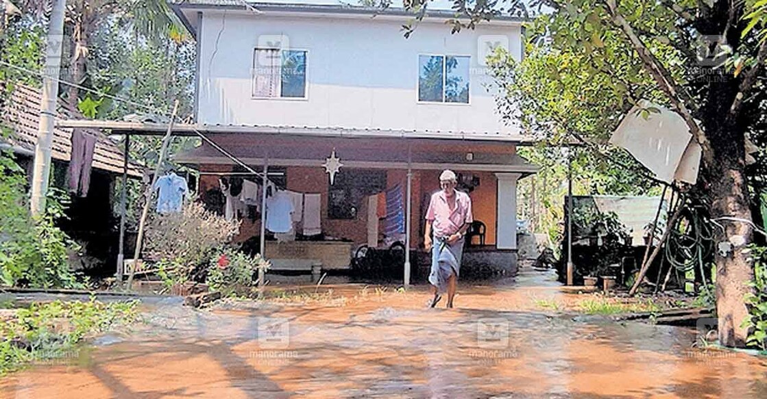 കനാലിന്റെ അണ്ടർ ടണൽ ചോർന്ന് വെള്ളത്തിലായ മാരാംകോട് സ്വദേശി കല്ലുമട സദാനന്ദന്റെ വീട്.  
