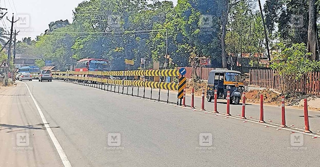 കോലഴി പൂവണി ജംക്​ഷനിൽ സംസ്ഥാന പാതയിൽ സ്ഥാപിച്ചിരിക്കുന്ന ഡിവൈഡറുകൾ. 
