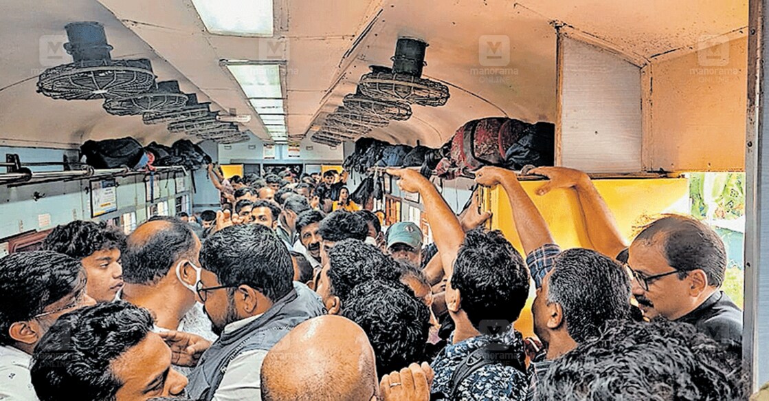 ഗുരുവായൂർ - എറണാകുളം പാസഞ്ചറിലെ തിരക്ക്.