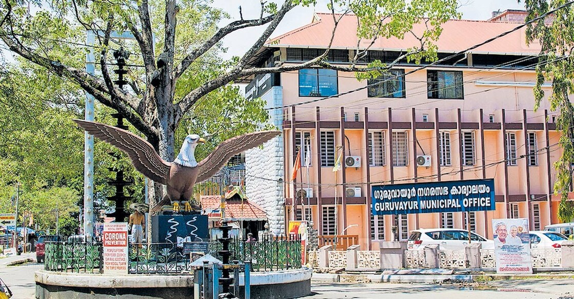 മഞ്ജുളാലും ഗരുഡന്റെ പ്രതിമയും.