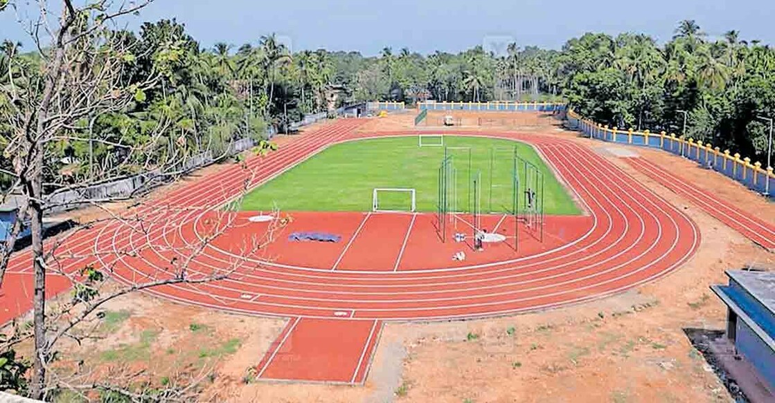 നാട്ടിക ഗവ.ഫിഷറീസ് എച്ച്എസ്എസിൽ നിർമിച്ച സിന്തറ്റിക് ട്രാക്കും സെവൻസ് ഫുട്ബോൾ ടർഫും.  