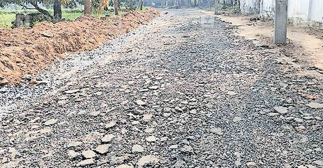 എഇഒ നാക്കോല റോഡിലെ ടാറിങ് പൊളിച്ച നിലയിൽ  
