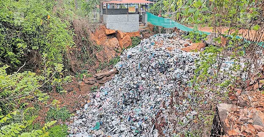 ചെറാലക്കുന്നിലെ പാറമടയിൽ ലോഡ് കണക്കിനു പ്ലാസ്റ്റിക് മാലിന്യം തള്ളിയപ്പോൾ (ഫയൽ ചിത്രം).  

