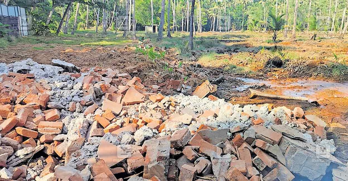 കൊടുങ്ങല്ലൂർ പുല്ലൂറ്റ് 16–ാം നഗറിൽ ഭൂമി തരം മാറ്റത്തിന്റെ മറവിൽ വീട് പൊളിച്ചതിന്റെ അവശിഷ്ടങ്ങൾ ഉപയോഗിച്ചു തോടുകളും ചിറകളും നിറഞ്ഞ ഭൂമി നികത്തുന്നു.  
