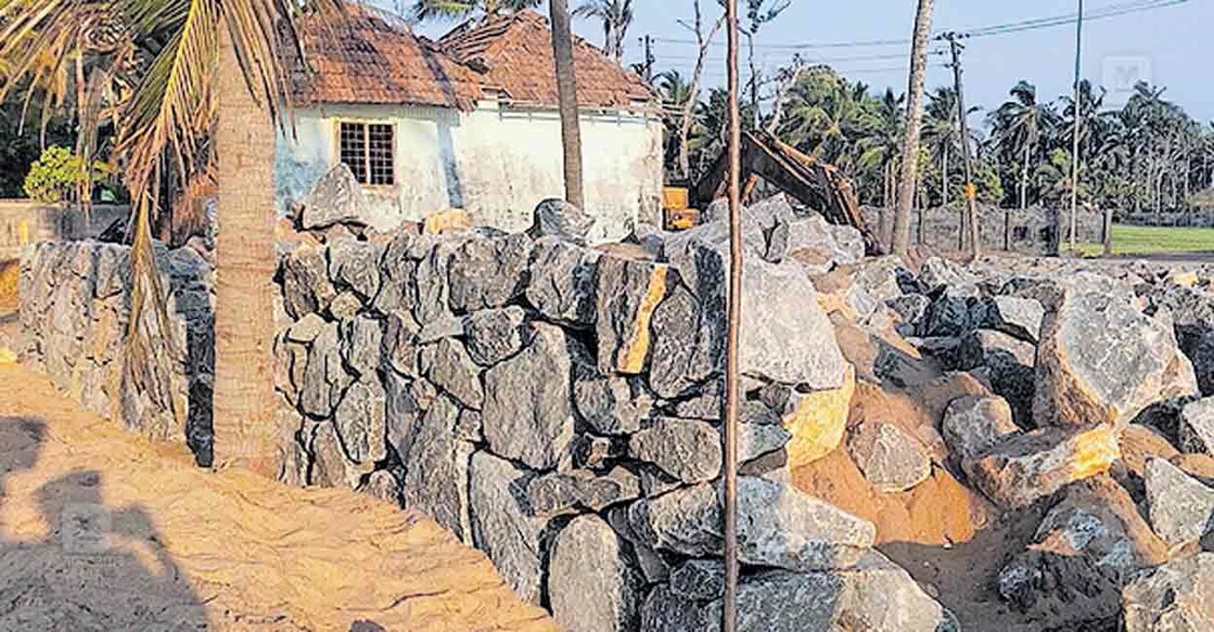 അണ്ടത്തോട് ബീച്ചിൽ കടൽഭിത്തി നിർമാണം തുടങ്ങിയപ്പോൾ‍.  