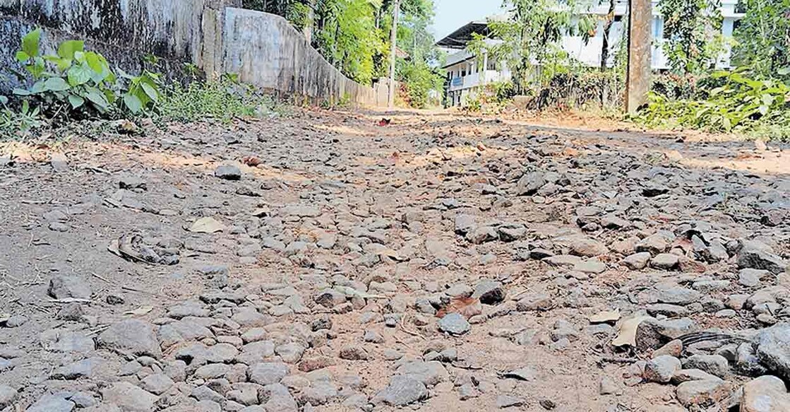 അന്നമനട സബ് റജിസ്ട്രാർ ഓഫിസ് അടക്കമുള്ള സർക്കാർ ഓഫിസുകളിലേക്കുള്ള റോഡ് തകർന്ന നിലയിൽ.  
