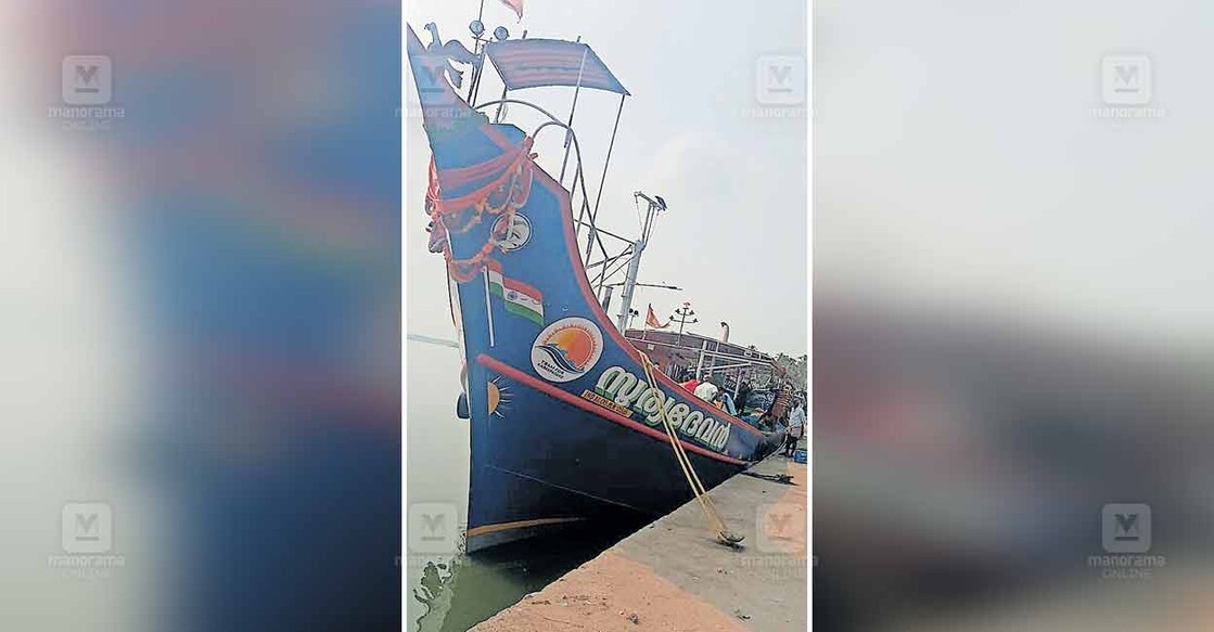 ചാവക്കാട് കടലിൽ അതിതീവ്ര ലൈറ്റ് ഉപയോഗിച്ച് അനധികൃതമായി മീൻപിടിച്ച  സൂര്യദേവൻ വള്ളം അധികൃതർ പിടിച്ചെടുത്തപ്പോൾ.  
