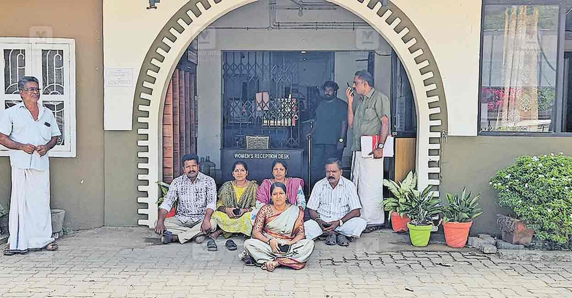ഹരിത കര്‍മസേനയുടെ പ്ലാസ്റ്റിക് സംഭരണ കേന്ദ്രത്തിലേക്കുള്ള പൊതുവഴി അടച്ചു കെട്ടിയതില്‍ പരാതി നല്‍കിയിട്ടും നടപടി സ്വീകരിക്കാത്തതിനെതിരെ വരവൂര്‍ പഞ്ചായത്ത് പ്രസിഡന്റ് പി.പി.സുനിതയുടെ നേതൃത്വത്തില്‍ എരുമപ്പെട്ടി പൊലീസ് സ്റ്റേഷനില്‍ കുത്തിയിരുന്നു പ്രതിഷേധിക്കുന്നു.  
