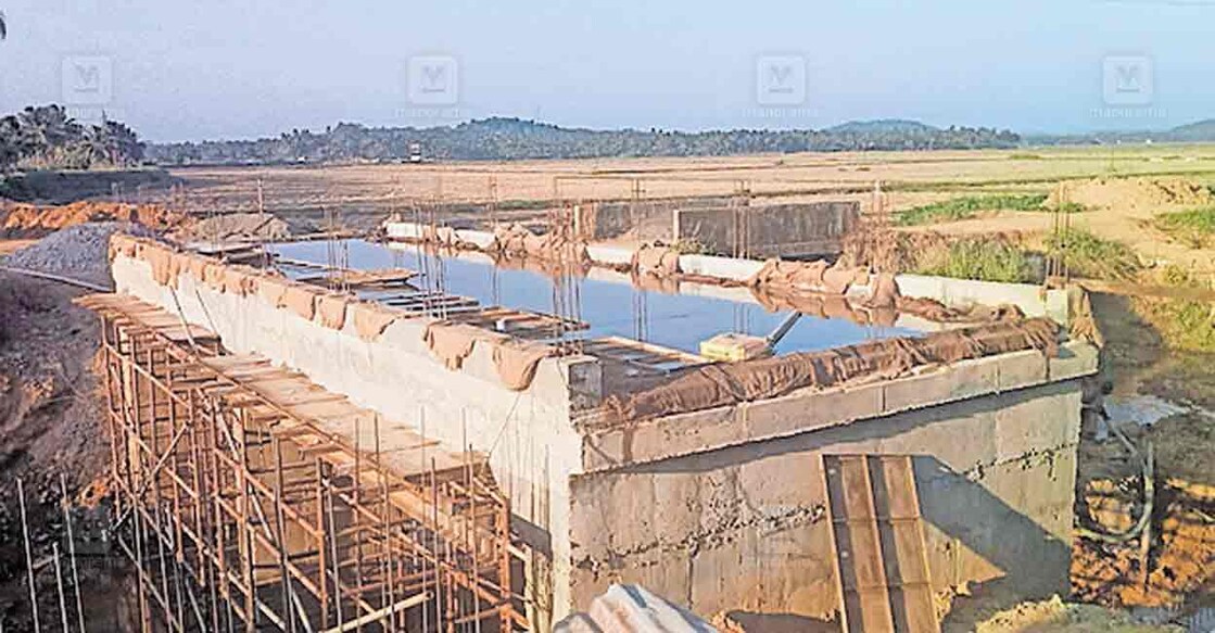 കണ്ണോത്ത് – പുല്ലഴി റോഡിൽ അൻപത്തൊന്നാം തറയ്ക്ക് സമീപം നിർമിക്കുന്ന ഡബിൾ ബോക്സ് പാലത്തിന്റെ പ്രധാന ബ്ലോക്കിന്റെ കോൺക്രീറ്റിങ് പൂർത്തിയായ നിലയിൽ.  
