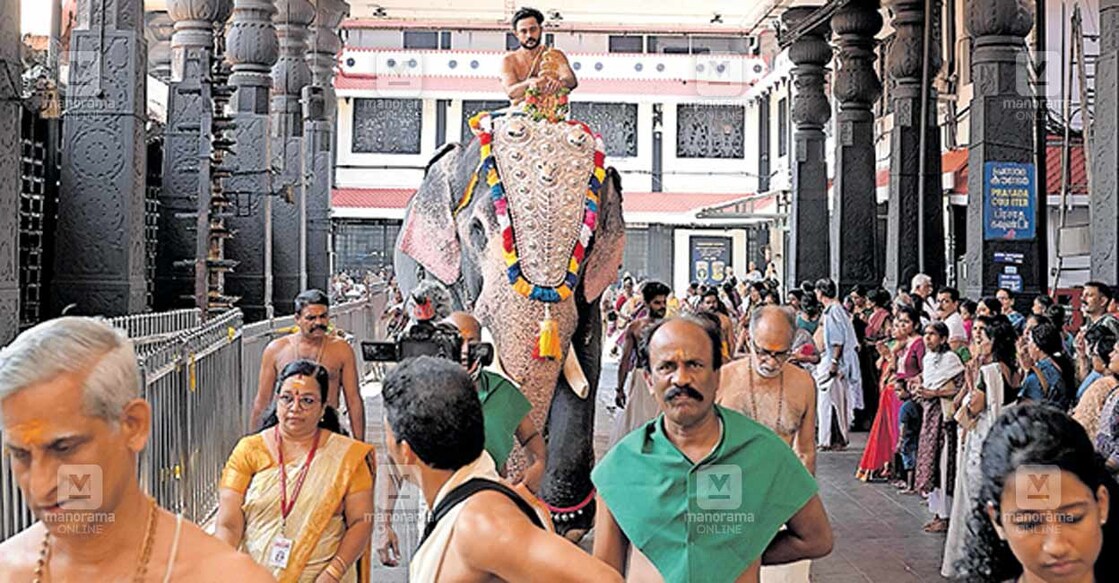 ഗുരുവായൂർ ഉത്സവം ആനയോട്ടത്തിൽ വിജയിച്ച കൊമ്പൻ ബാലു ക്ഷേത്രത്തിൽ ശ്രീഭൂതബലി എഴുന്നള്ളിക്കുന്നു  

