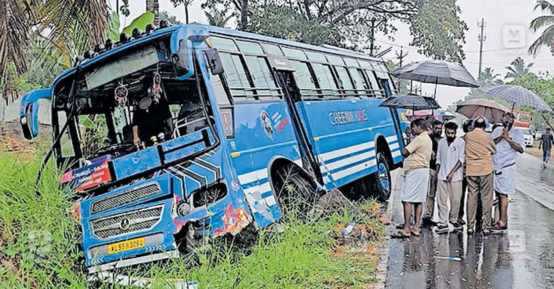 പോട്ട സുന്ദരിക്കവലയ്ക്കു സമീപം റോഡിൽ നിന്നു തെന്നിയ 
സ്വകാര്യ ബസ് കലുങ്കിൽ ഇടിച്ചുണ്ടായ അപകടം.  