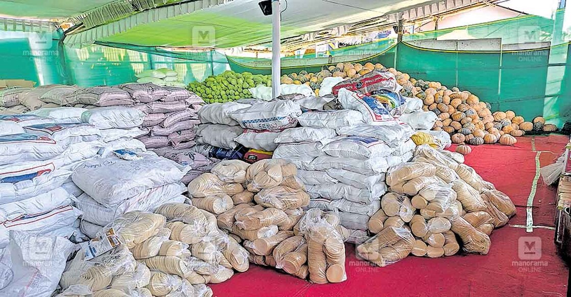 ഗുരുവായൂരിലെ ഉത്സവക്കലവറ.  

