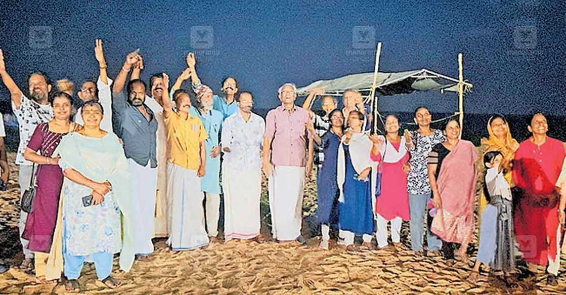 Kumbha-Moon ജീവ ഗുരുവായൂർ പ്രവർത്തകർ ചാവക്കാട് ബ്ലാങ്ങാട് കടൽത്തീരത്ത് കുംഭ നിലാവിനെ വരവേറ്റപ്പോൾ.