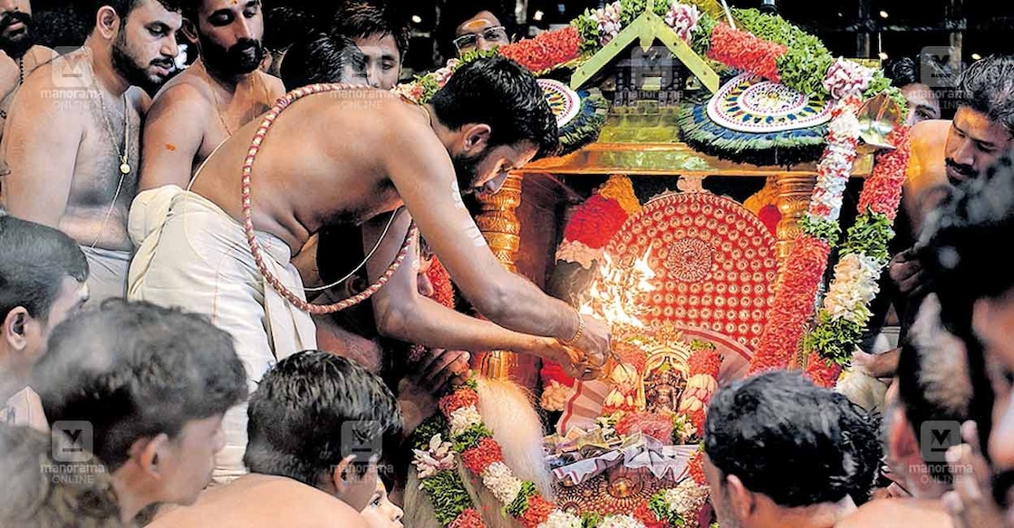 ഗുരുവായൂർ ആറാട്ട് ദിനത്തിൽ പൊൻ പഴുക്കാമണ്ഡപത്തിൽ ഗുരുവായൂരപ്പന്റെ പഞ്ചലോഹത്തിടമ്പിന് കീഴ്ശാന്തി മേച്ചേരി ശ്രീകാന്ത് നമ്പൂതിരി ദീപാരാധന നടത്തുന്നു  