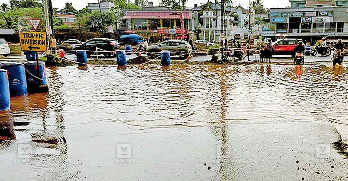 മഴയെ തുടർന്നു ദേശീയപാതയിൽ മുരിങ്ങൂരിൽ അടിപ്പാത നിർമാണ സ്ഥലത്തിനോടു ചേർന്നുണ്ടായ വെള്ളക്കെട്ട്.  
