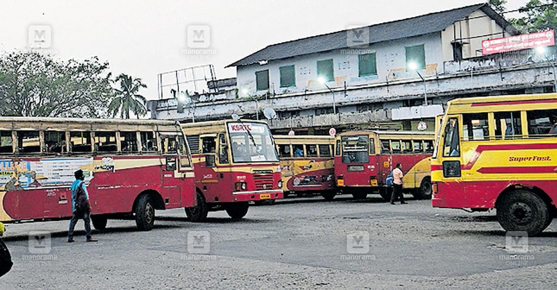 thrissur-ksrtc-bus-stand ബസുകൾക്ക് കയറാനും ഇറങ്ങാനും സ്ഥലമില്ലാതെ വീർപ്പുമുട്ടുന്ന കെഎസ്ആർടിസി സ്റ്റാൻഡ്. ചിത്രം: മനോരമ