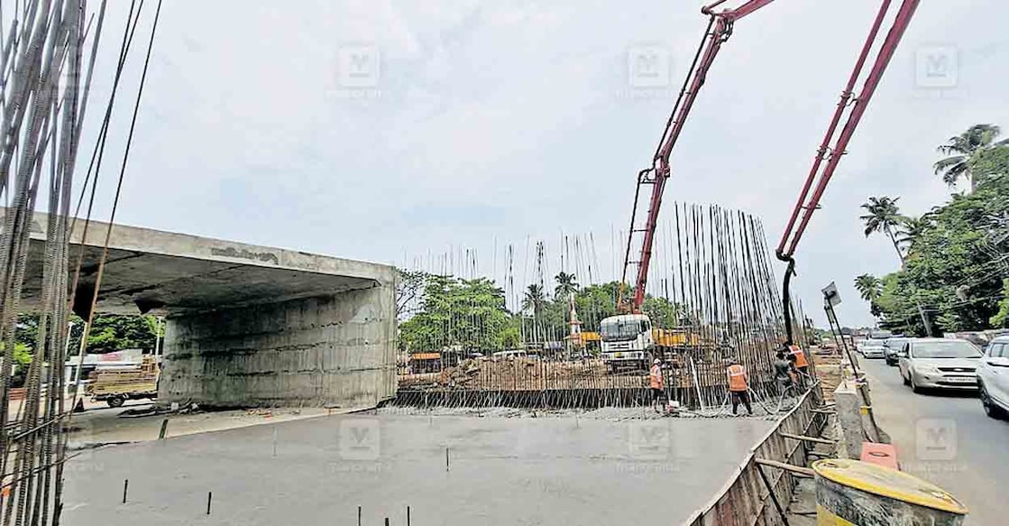 koratty-nationalpath-concrete ദേശീയപാതയിൽ ചിറങ്ങര അടിപ്പാത നിർമാണത്തിന്റെ ഭാഗമായി ബോക്സിന്റെ അടിത്തറ കോൺക്രീറ്റിങ് നടത്തിയപ്പോൾ.