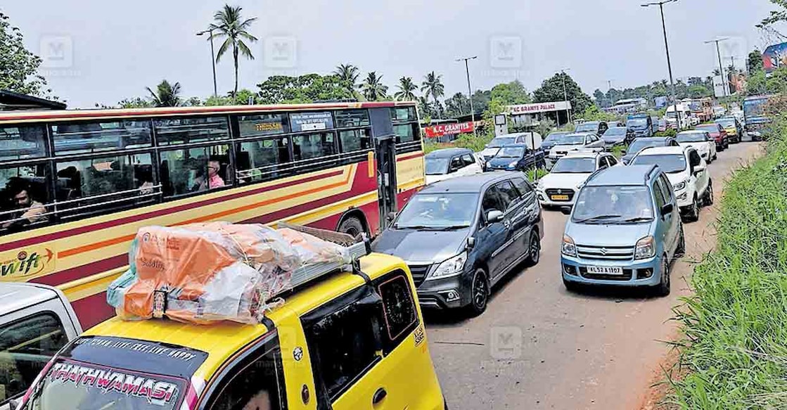 national-highway-traffic ദേശീയപാതയിൽ ചിറങ്ങര മുതൽ പെരുമ്പി വരെയുണ്ടായ ഗതാഗതക്കുരുക്ക്.