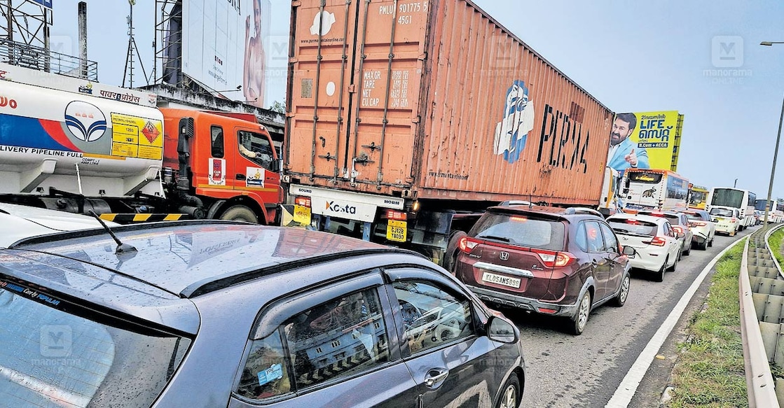 trafic-problem ദേശീയപാതയിലെ ഗതാഗതക്കുരുക്ക് ചിറങ്ങരയിൽ നിന്നു ചാലക്കുടി ടൗൺ വരെയെത്തിയപ്പോൾ. 15 കിലോമീറ്ററോളമാണു ദേശീയപാതയിൽ വാഹനങ്ങൾ കുരുങ്ങിക്കിടന്നത്.