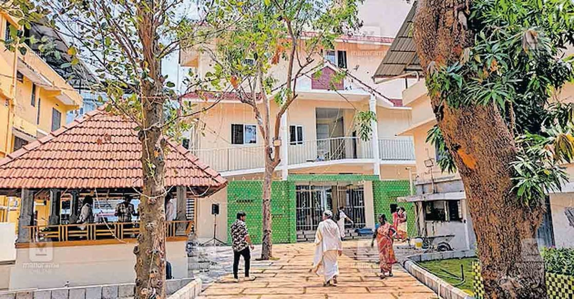 guruvayur-temple-high-tech-cowshed-1 ഗുരുവായൂർ കിഴക്കേനടയിൽ പുതുക്കോട്ട ശ്രീമാണിക്യം ട്രസ്റ്റ് 6 കോടി രൂപ ചെലവിൽ നിർമിച്ചു വഴിപാടായി സമർപ്പിക്കുന്ന ആധുനിക ഗോശാല.