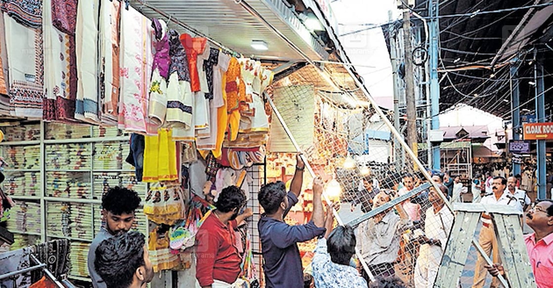 guruvayur-temple-encroachment-removal ഗുരുവായൂർ ക്ഷേത്രനടയിലെ അനധികൃത കയ്യേറ്റങ്ങൾ ദേവസ്വം പൊളിച്ചു നീക്കുന്നു.