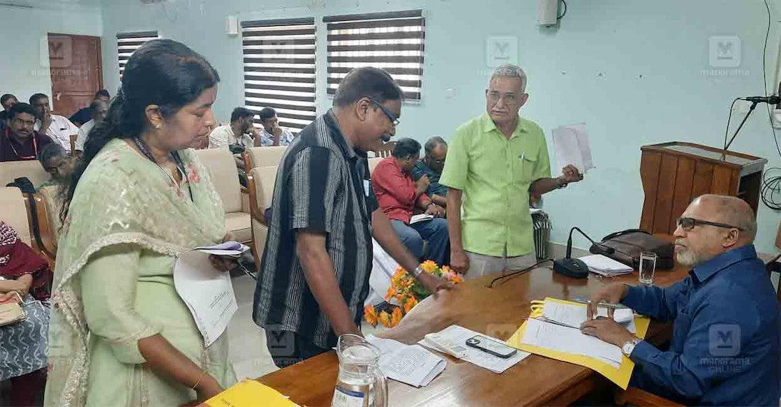 abdul-hakkim-rti-1 സംസ്ഥാന വിവരാവകാശ കമ്മിഷണർ ഡോ. എ.അബ്ദുൾ ഹക്കീം ചാലക്കുടിയിൽ നടത്തിയ സിറ്റിങ്.