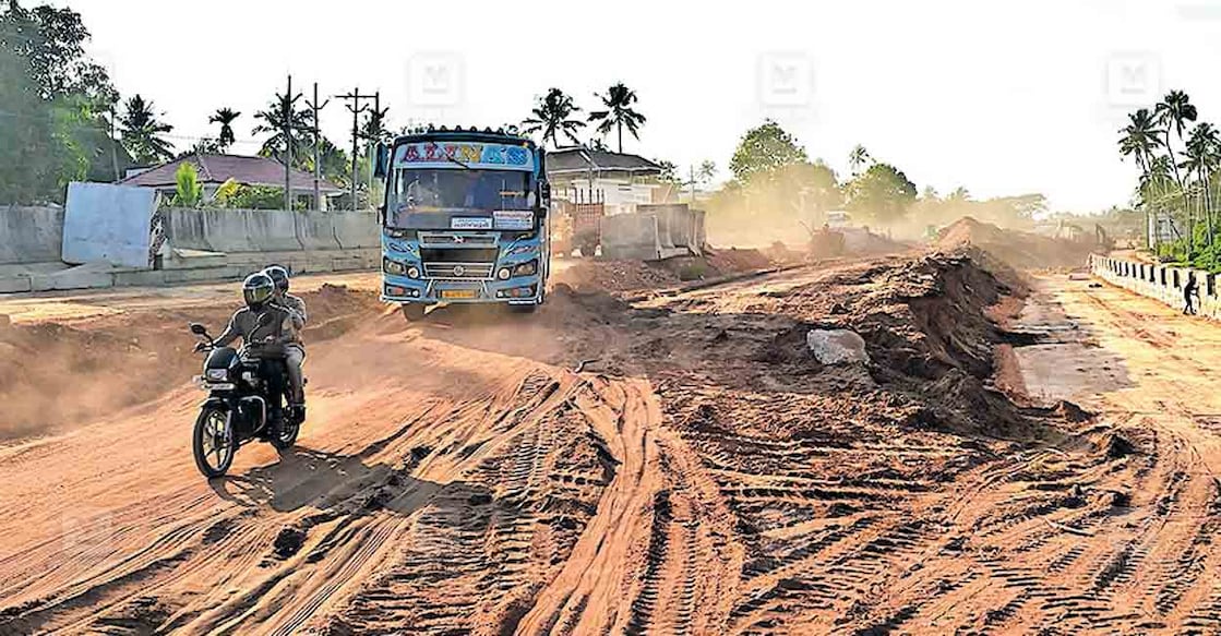 കൊടുങ്ങല്ലൂർ ആല ഭാഗത്ത് ദേശീയപാത അപ്രോച്ച് റോഡിന് മണ്ണ് ഇടുന്ന ഭാഗത്തുകൂടി വാഹനങ്ങൾ കടത്തിവിടുന്നു.  
