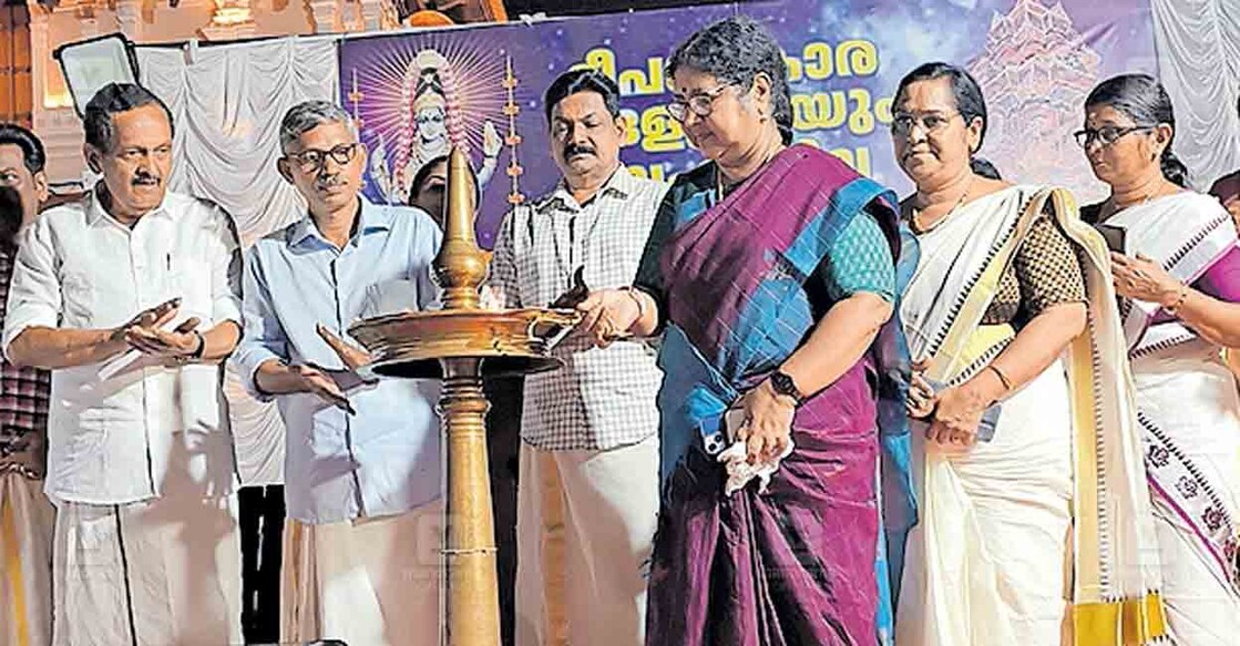 ഇരിങ്ങാലക്കുട കൂടൽമാണിക്യം ക്ഷേത്രോത്സവത്തിന്റെ ഭാഗമായി  ഒരുക്കിയ ബഹുനില പന്തലിന്റെയും ദീപാലങ്കാരത്തിന്റെയും, എക്സിബിഷന്റെയും ഉദ്ഘാടനം മന്ത്രി ആർ.ബിന്ദു നിർവഹിക്കുന്നു.  

