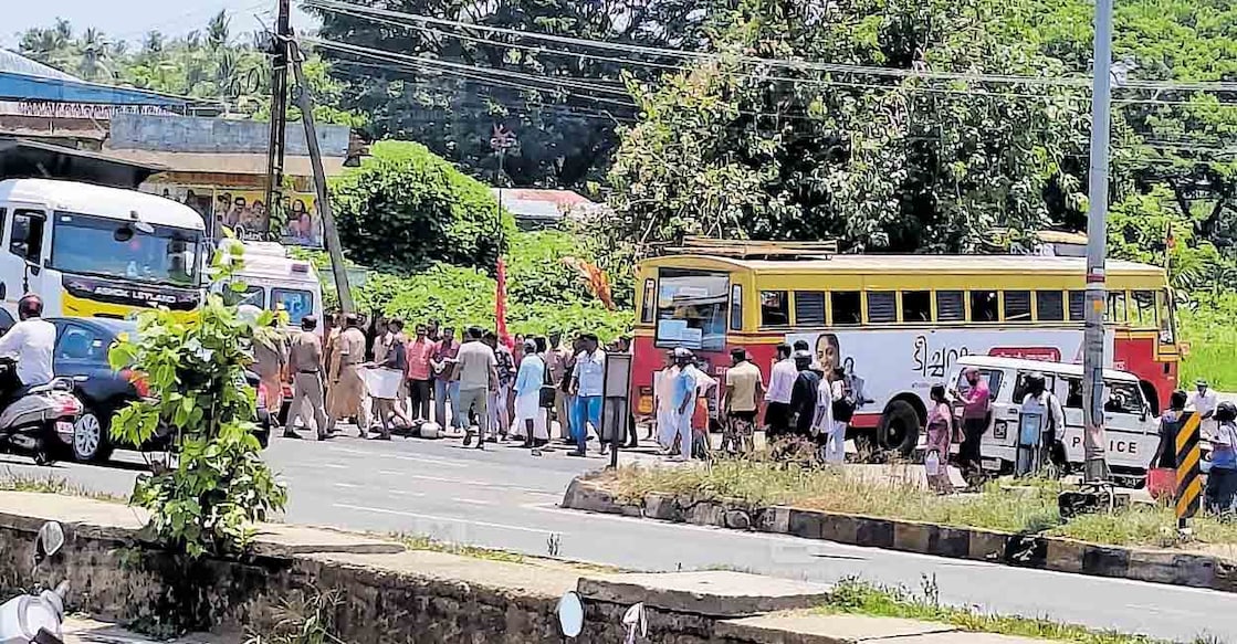 thrissur-ksrtc-bus-bike-accident ദേശീയപാതയിൽ സ്റ്റാൻഡിനു മുന്നിൽ കെഎസ്ആർടിസി ബസും ബൈക്കും കൂട്ടിയിടിച്ചുണ്ടായ അപകടത്തിനു തൊട്ടുപിന്നാലെയെടുത്ത ചിത്രം. രക്ഷാപ്രവർത്തനത്തിനു നാട്ടുകാരും പൊലീസും സംഭവ സ്ഥലത്ത് എത്തിയിരിക്കുന്നതും കാണാം.