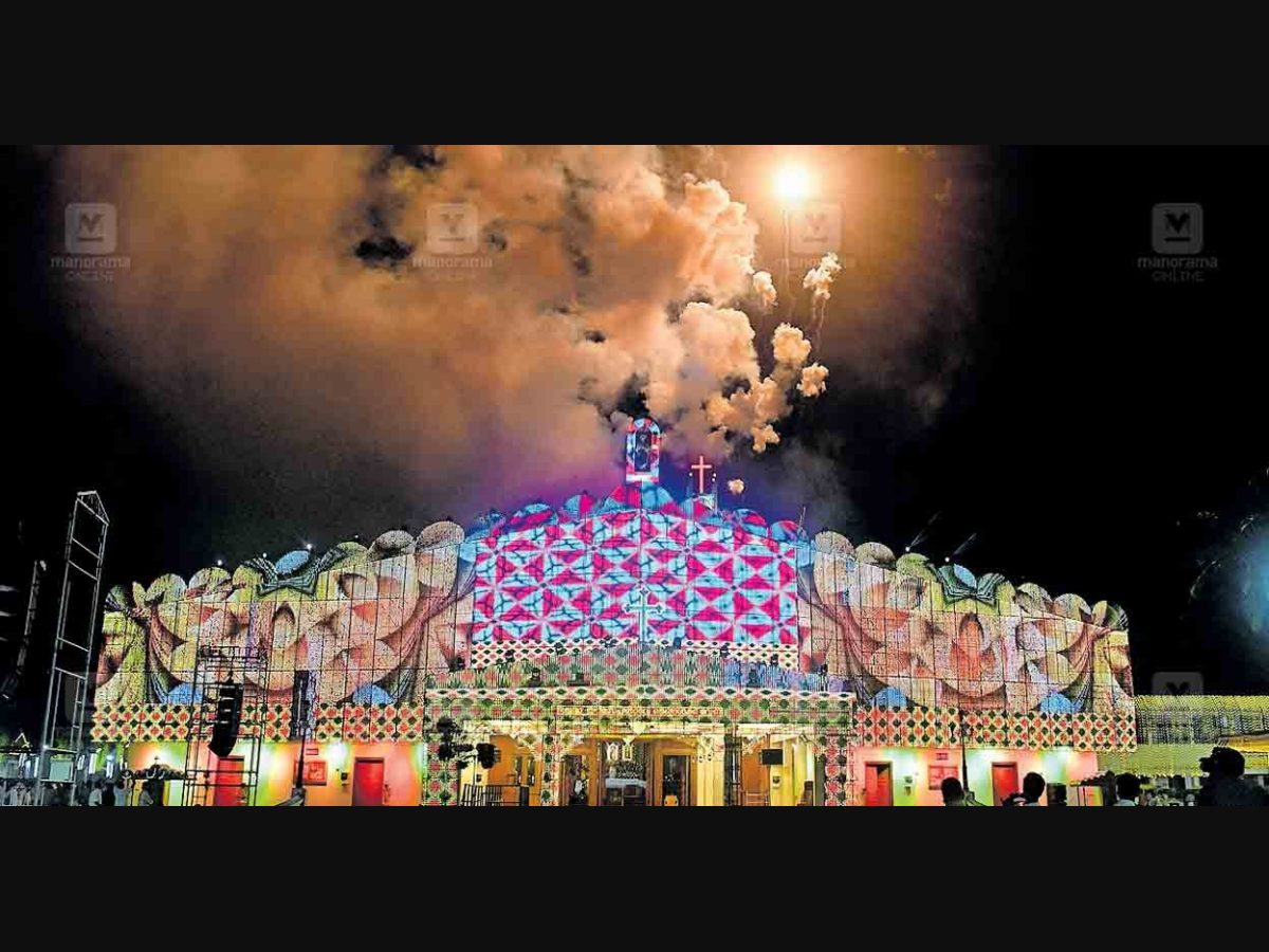 Ambiente festivo e colorato che richiama l'atmosfera di gioco