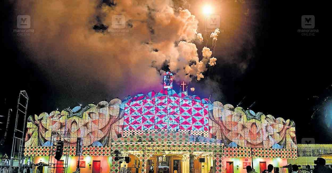 thrissur-pavaratty-church-festival പാവറട്ടി സെന്റ് ജോസഫ്സ് തീർഥാടനകേന്ദ്രത്തിലെ വിശുദ്ധ യൗസേപ്പിതാവിന്റെ തിരുന്നാളിനോടനുബന്ധിച്ച് നടന്ന വെടിക്കെട്ട് ദീപാലംകൃതമായ പള്ളിയുടെ പശ്ചാത്തലത്തിൽ. ചിത്രം: ജീജോ ജോൺ / മനോരമ.