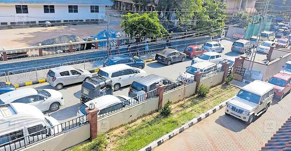 thrissur-traffic-jam ഗുരുവായൂർ ദേവസ്വം ബഹുനില പാർക്കിങ് സമുച്ചയത്തിനു സമീപം റോഡരികിൽ പാർക്ക് ചെയ്ത വാഹനങ്ങൾ മൂലം ഉണ്ടായ ഗതാഗതക്കരുക്ക്