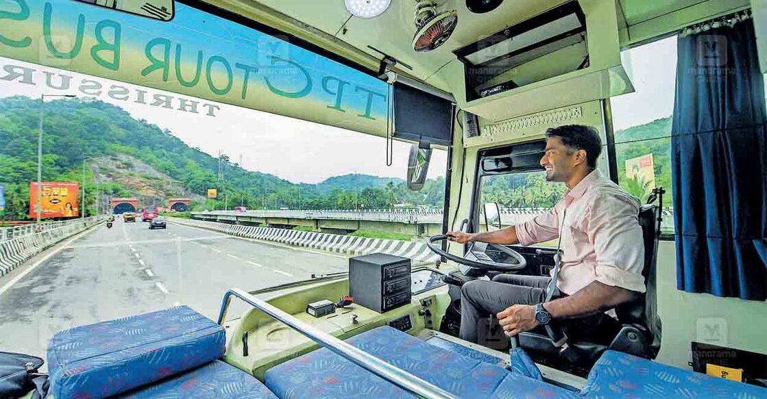 കലക്ടർ അർജുൻ പാണ്ഡ്യൻ ബസ്സിന്റെ ഡ്രൈവിങ് സീറ്റിൽ. ചിത്രം: വിഷ്ണു വി.നായർ / മനോരമ 