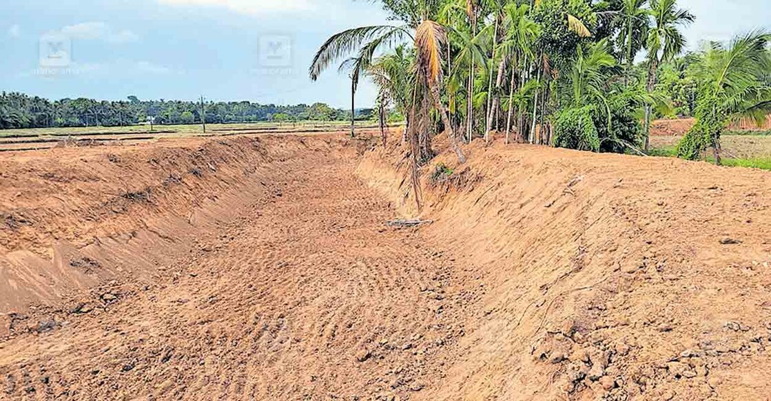 thrissur-canal-renovation- കടവല്ലൂർ പഞ്ചായത്തിലെ ഒറ്റപ്പിലാവ് മുട്ടിപ്പാലം പദ്ധതിയുമായി ബന്ധപ്പെട്ടു നടത്തുന്ന തോട് നവീകരണം.
