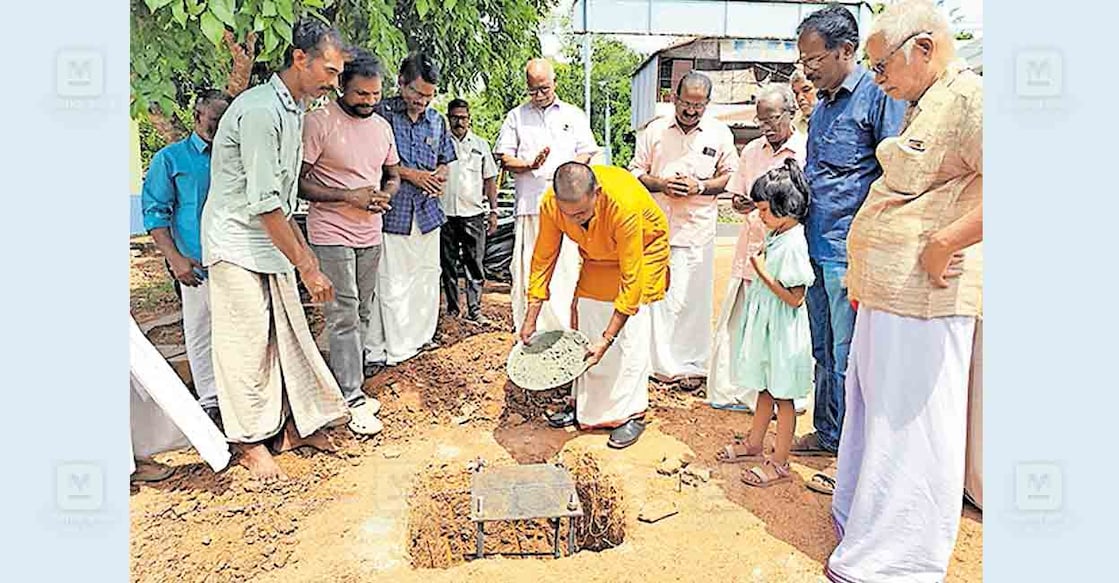 thrissur-kk-vasudevan പെരിഞ്ചേരി എഎൽപി സ്കൂളിന് പൂർവവിദ്യാർഥി പണിതു നൽകുന്ന ഓപ്പൺ ഓഡിറ്റോറിയത്തിന്റെ തറക്കല്ലിടൽ കെ.കെ.വാസുദേവൻ നിർവഹിക്കുന്നു.