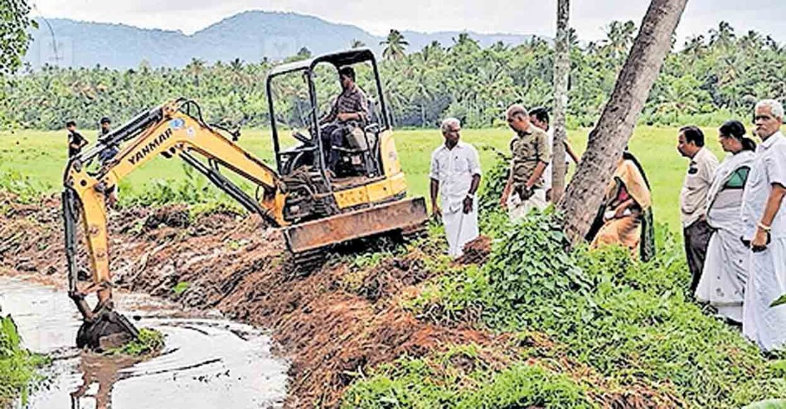 thrissur-monsoon-cleaning-activities-chalakudy ചാലക്കുടി നഗരസഭയിലെ യന്ത്രങ്ങൾ ഉപയോഗിച്ചുള്ള മഴക്കാലപൂർവ ശുചീകരണ പ്രവർത്തനങ്ങൾ കൂടപ്പുഴ കുട്ടാടൻപാടത്ത് ആരംഭിച്ചപ്പോൾ.