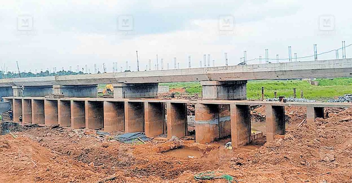 thrissur-pengamuck-karichal-kadavu-bridge-cum-check-dam കാട്ടകാമ്പാൽ–വടക്കേക്കാട് പഞ്ചായത്തുകളെ ബന്ധിപ്പിക്കുന്ന പെങ്ങാമുക്ക് കരിച്ചാൽക്കടവ് പാലം കം ചെക്ക് ഡാമിന്റെ നിർമാണം അവസാന ഘട്ടത്തിലെത്തിയപ്പോൾ.