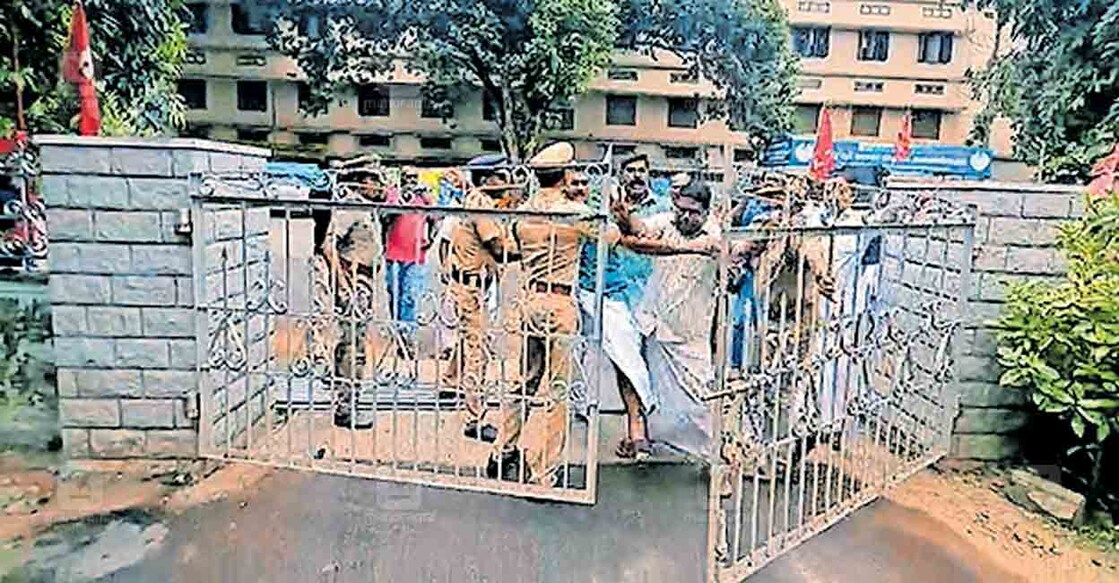 എൽഡിഎഫ് നടത്തിയ പ്രതിഷേധ മാർച്ചിനെതുടർന്ന് പ്രവർത്തകർ നഗരസഭാ ഓഫിസിന്റെ അടച്ചിട്ട ഗേറ്റ് ചവിട്ടി തുറക്കുന്നു.  

