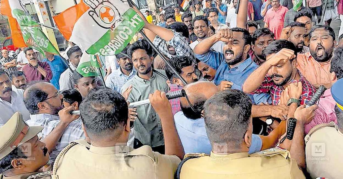 യൂത്ത് കോൺഗ്രസ് ഗുരുവായൂർ നിയോജകമണ്ഡലം കമ്മിറ്റി ചാവക്കാട് നഗരസഭ ഒാഫിസിലേക്കു നടത്തിയ മാർച്ചിൽ പൊലീസുമായി ഉന്തും തള്ളുമായപ്പോൾ.