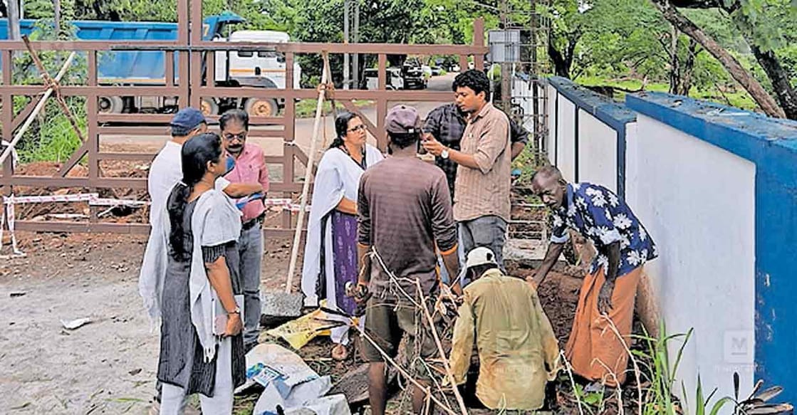 water-project ഇഎസ്ഐ ആശുപത്രിയിലേക്ക് വാൽവ് സ്ഥാപിച്ച് മെഡിക്കൽ കോളജിൽ നിന്നു പീച്ചി വെള്ളമെത്തിക്കുന്നതിനുള്ള നടപടികളുടെ ഭാഗമായി ജല അതോറിറ്റി അധികൃതർ സ്ഥലത്തെത്തി പരിശോധന നടത്തുന്നു.