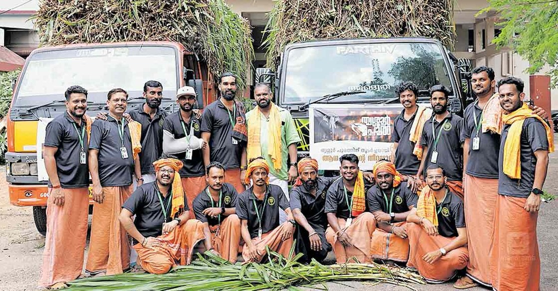 elephant-welfare-trissur-pooram ആനകൾക്കുള്ള തീറ്റപ്പുല്ലുമായി ‘ആനച്ചൂര്’ കൂട്ടായ്മ നഗരത്തിലെത്തിയപ്പോൾ.