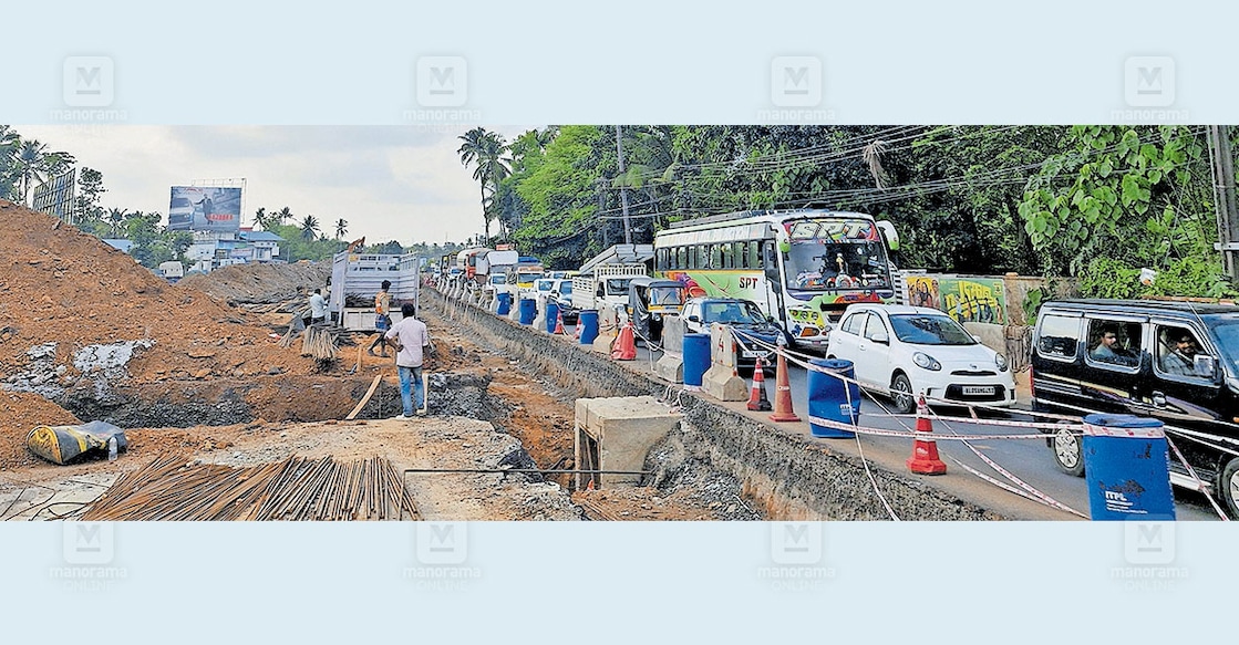 national-high-way-traffic-jam ദേശീയപാതയിൽ ചിറങ്ങരയിലെ ഗതാഗതക്കുരുക്ക്.
