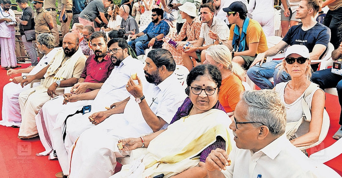 തെക്കേഗോപുര നടയിൽ വിദേശ വിനോദസഞ്ചാരികൾക്കായി ഒരുക്കിയ ഗാലറിയിൽ പൂരം ആസ്വദിക്കുന്ന മന്ത്രിമാരായ വി.എൻ.വാസവനും ആർ. ബിന്ദുവും മറ്റു രാഷ്ട്രീയകക്ഷി നേതാക്കളും.