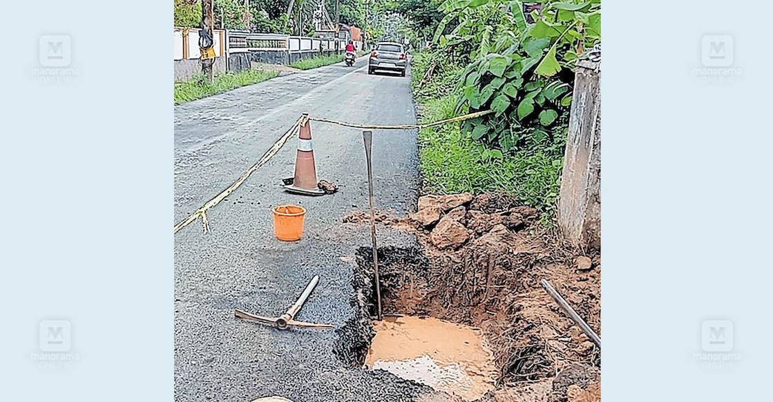 കഴിഞ്ഞ ദിവസം ബിഎം ആൻഡ് ബിസി നിലവാരത്തിൽ ടാറിങ് നടത്തിയ താമപ്പിള്ളി – ചിറ്റാട്ടുകര റോഡ് ജലനിധി പൈപ്പ് പൊട്ടിയതിനെ തുടർന്ന് വെട്ടിപ്പൊളിച്ച നിലയിൽ.