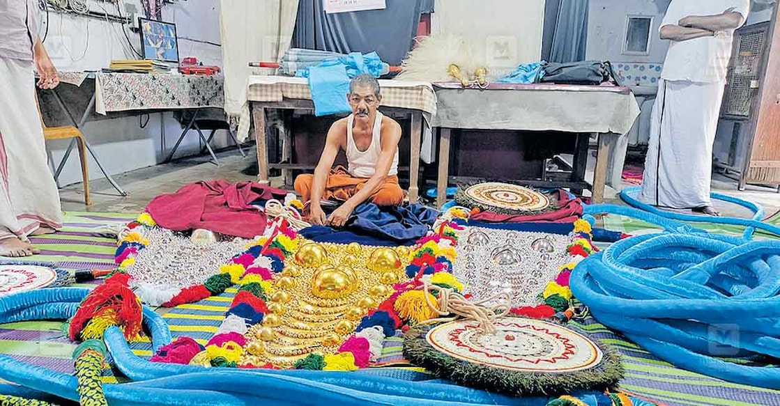 pushkaran ഇരിങ്ങാലക്കുട കൂടൽമാണിക്യം ക്ഷേത്രോത്സവത്തിന് ആനകൾക്ക് അണിയാനുള്ള ചമയങ്ങൾ കൊട്ടിലാക്കലിൽ ഒരുക്കുന്നു.